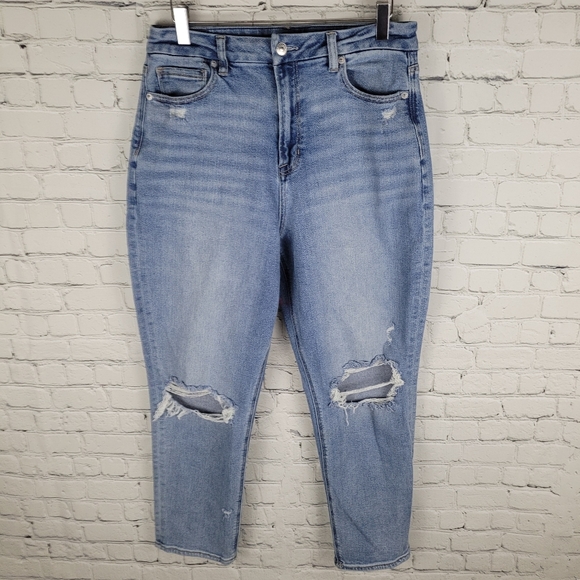 AMERICAN EAGLE | Curvy mom high waist distressed busted knee jeans - Picture 4 of 10